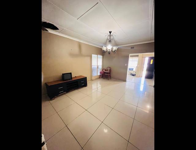 8 BEDROOM HOUSE FOR SALE IN WYCHWOOD